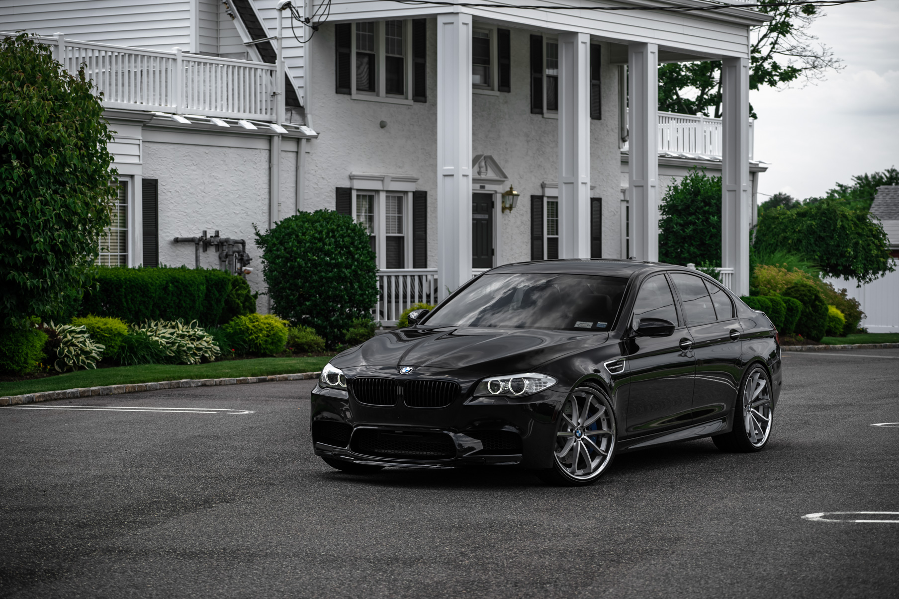 A BMW M5 on 22 Inch Blaque Diamond BD-23 Silver Wheels