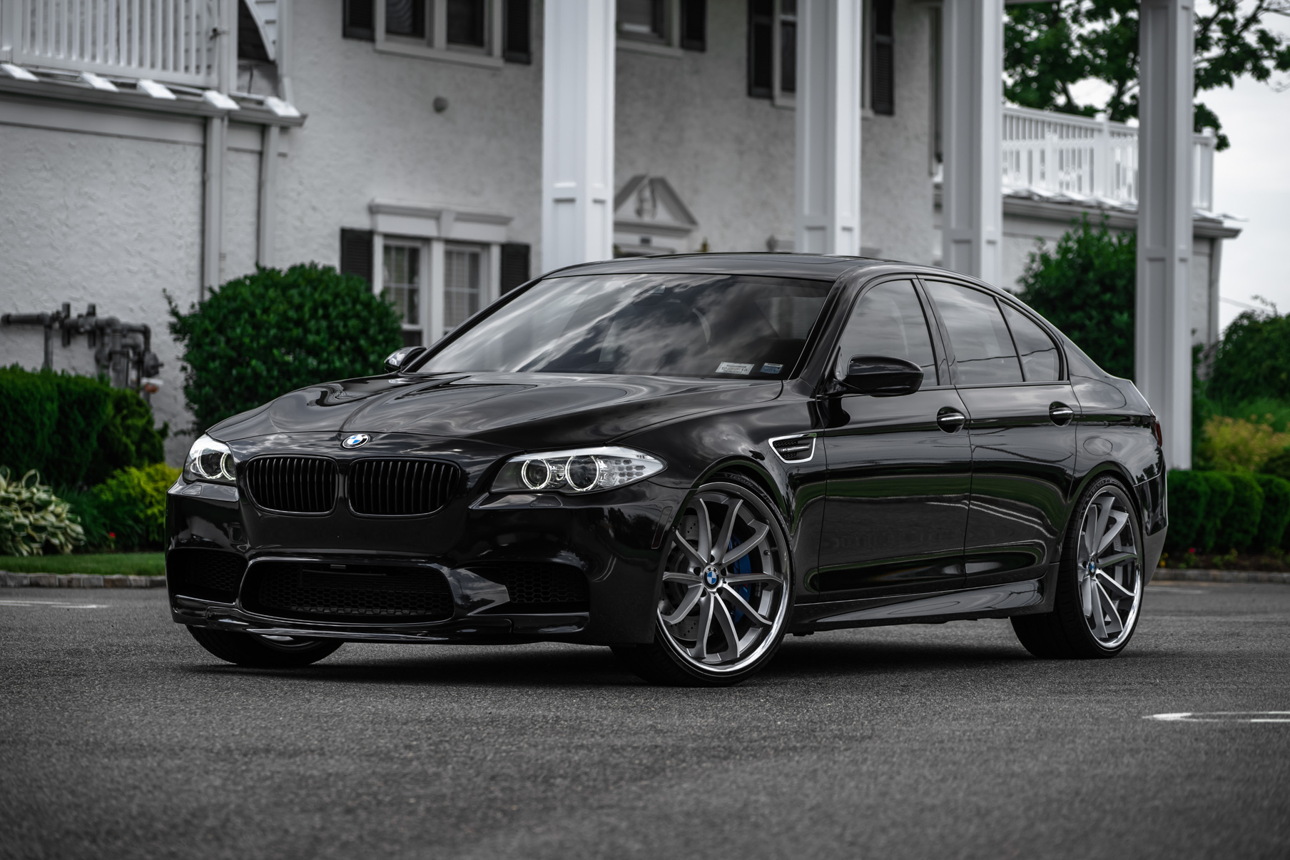 A BMW M5 on 22 Inch Blaque Diamond BD-23 Silver Wheels