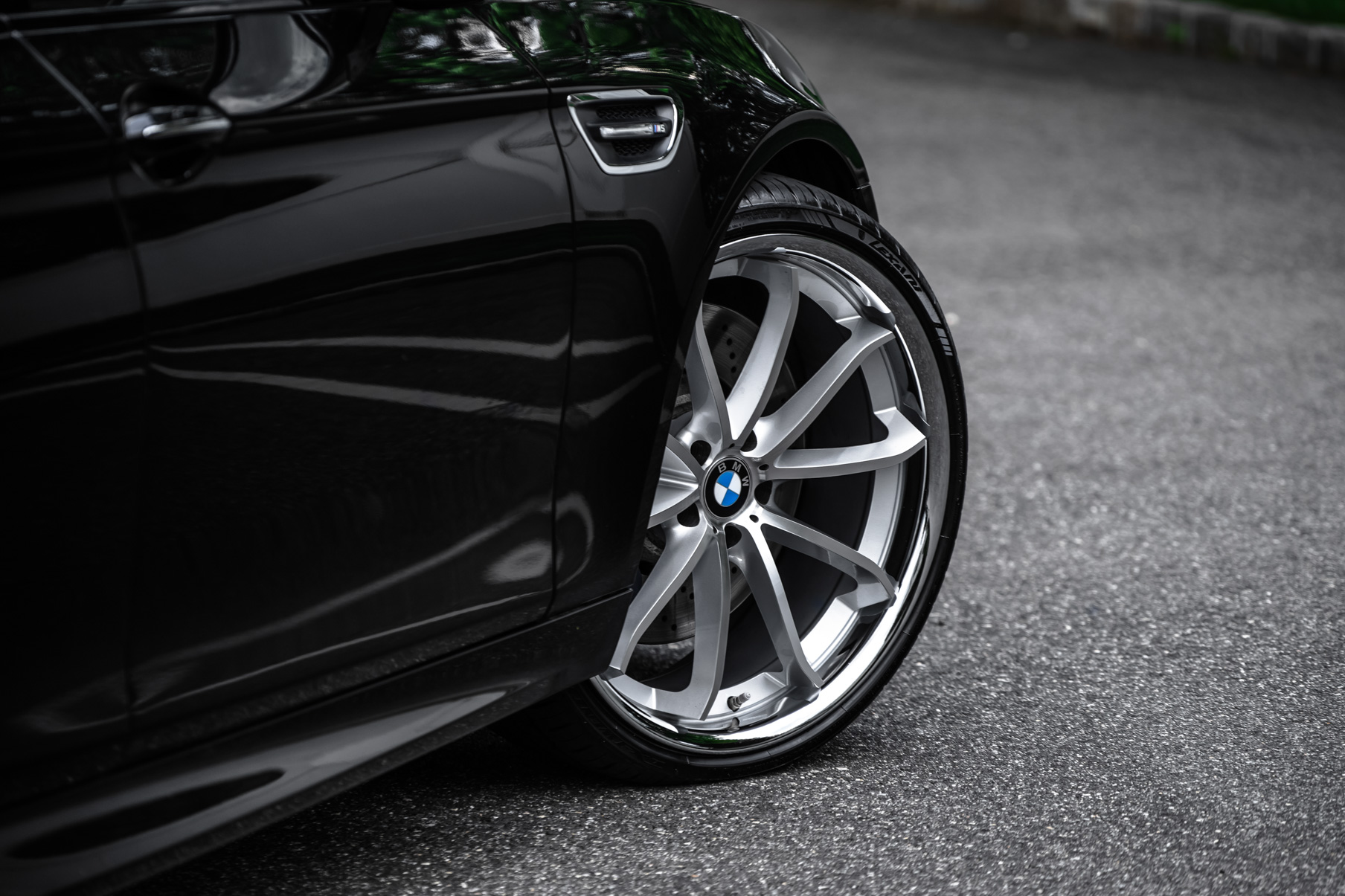 A BMW M5 on 22 Inch Blaque Diamond BD-23 Silver Wheels