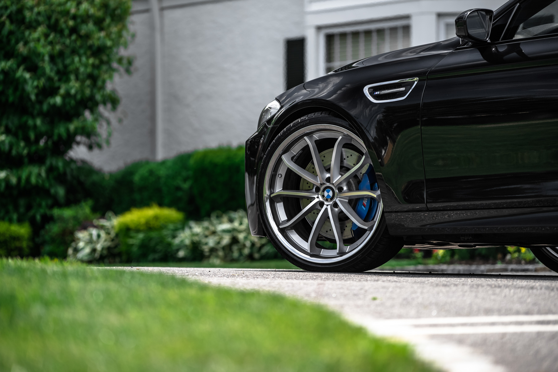 A BMW M5 on 22 Inch Blaque Diamond BD-23 Silver Wheels