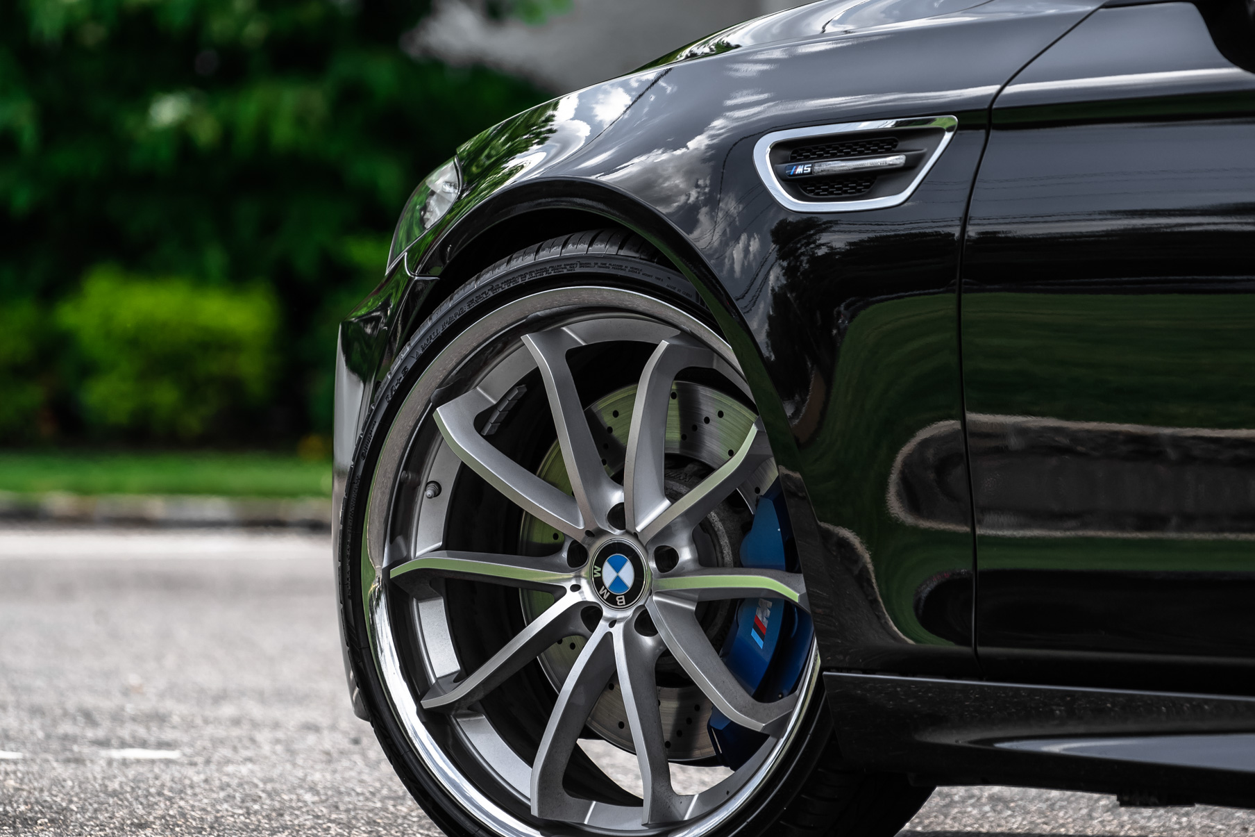 A BMW M5 on 22 Inch Blaque Diamond BD-23 Silver Wheels