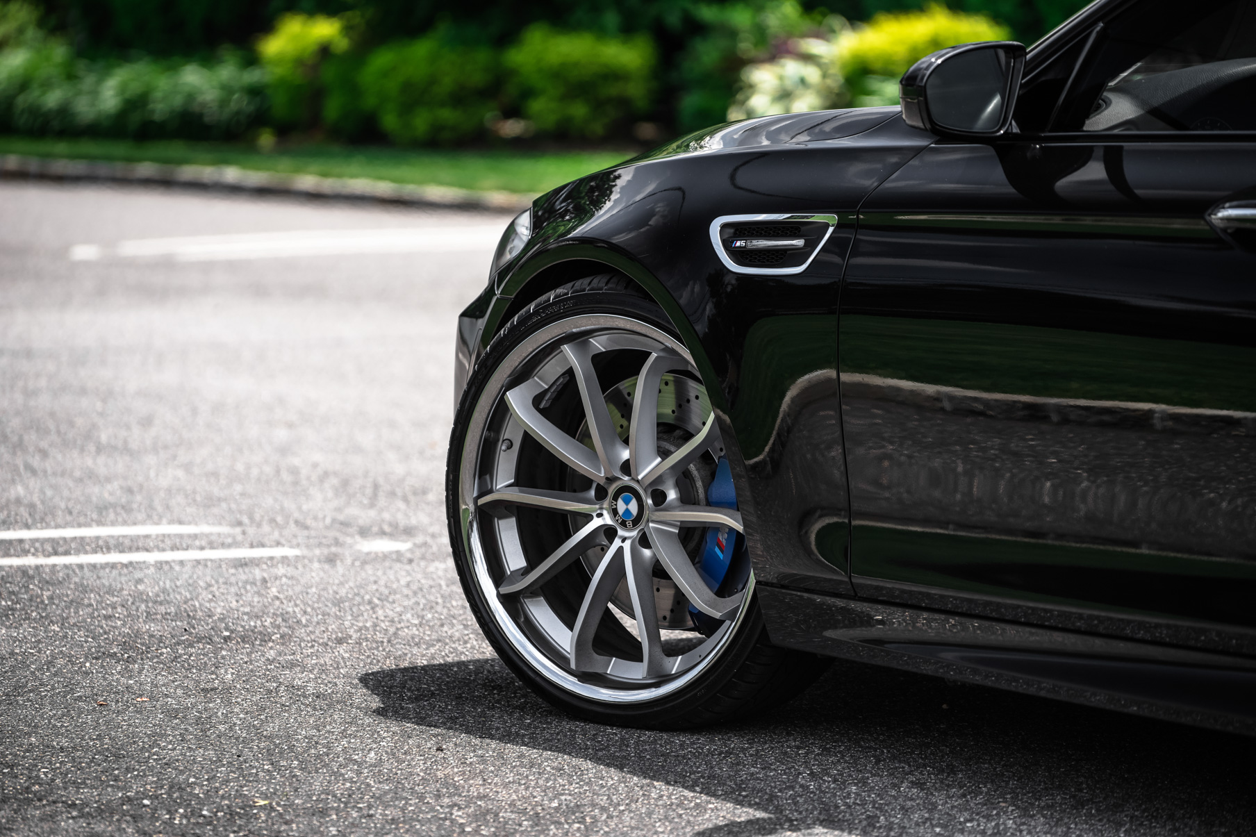 A BMW M5 on 22 Inch Blaque Diamond BD-23 Silver Wheels