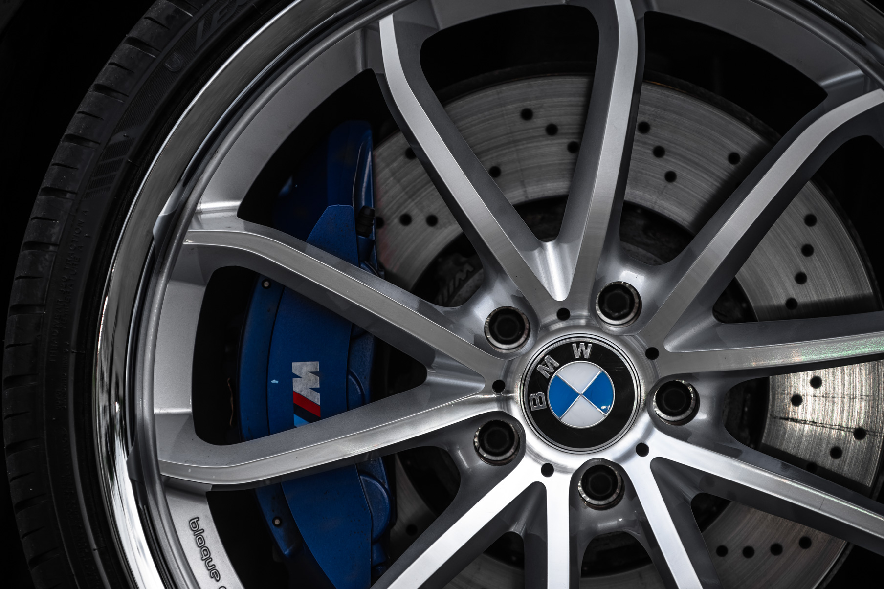 A BMW M5 on 22 Inch Blaque Diamond BD-23 Silver Wheels