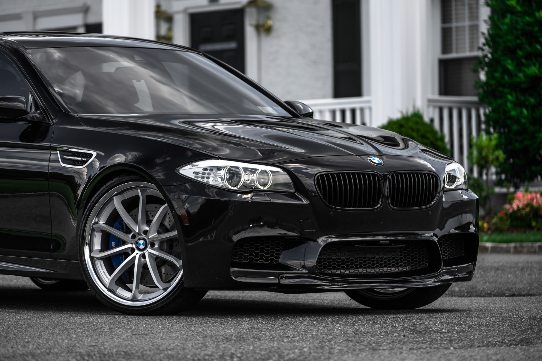 A BMW M5 on 22 Inch Blaque Diamond BD-23 Silver Wheels