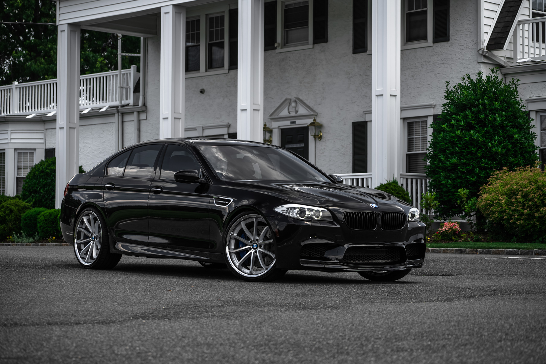 A BMW M5 on 22 Inch Blaque Diamond BD-23 Silver Wheels