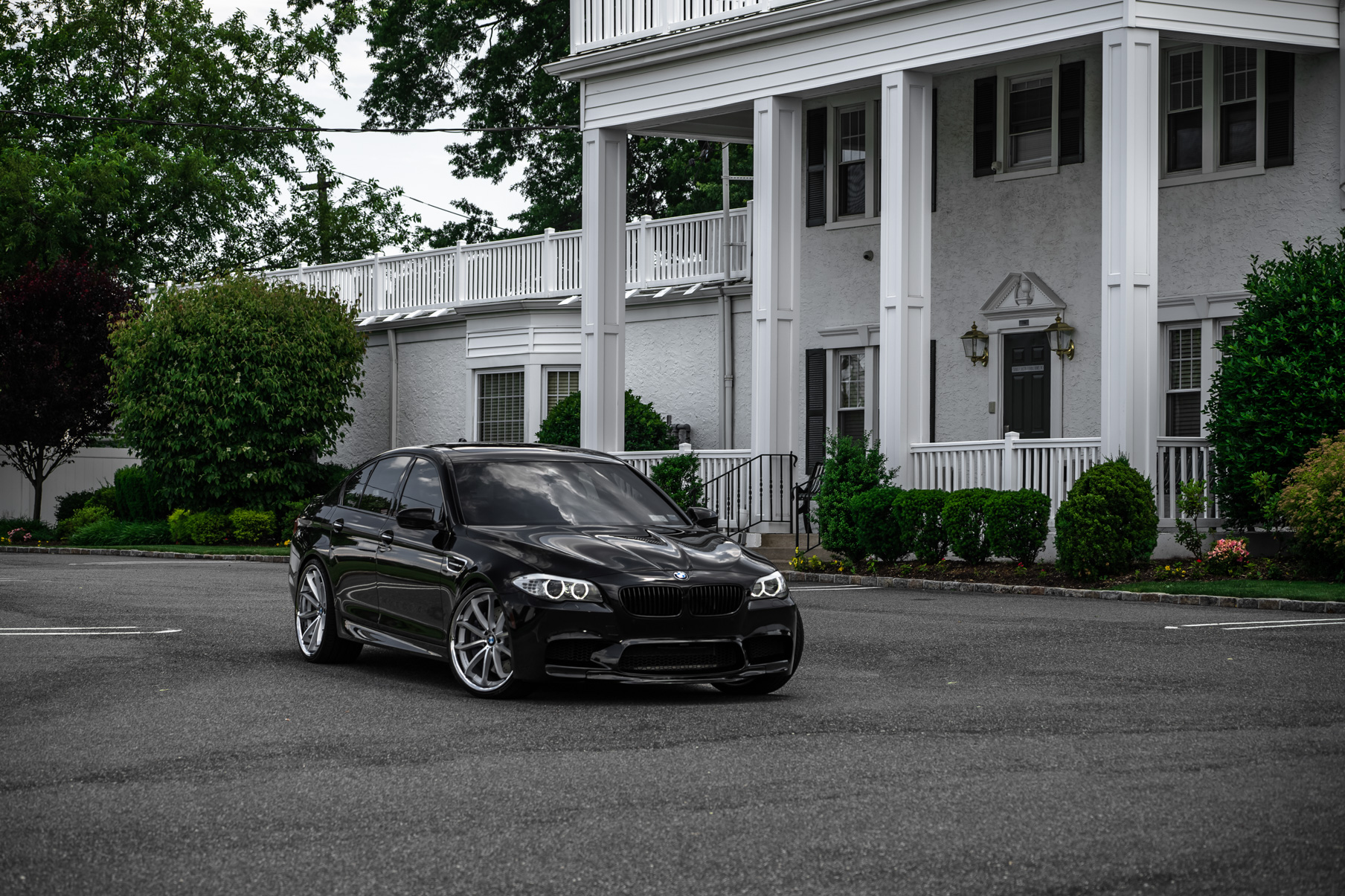 A BMW M5 on 22 Inch Blaque Diamond BD-23 Silver Wheels