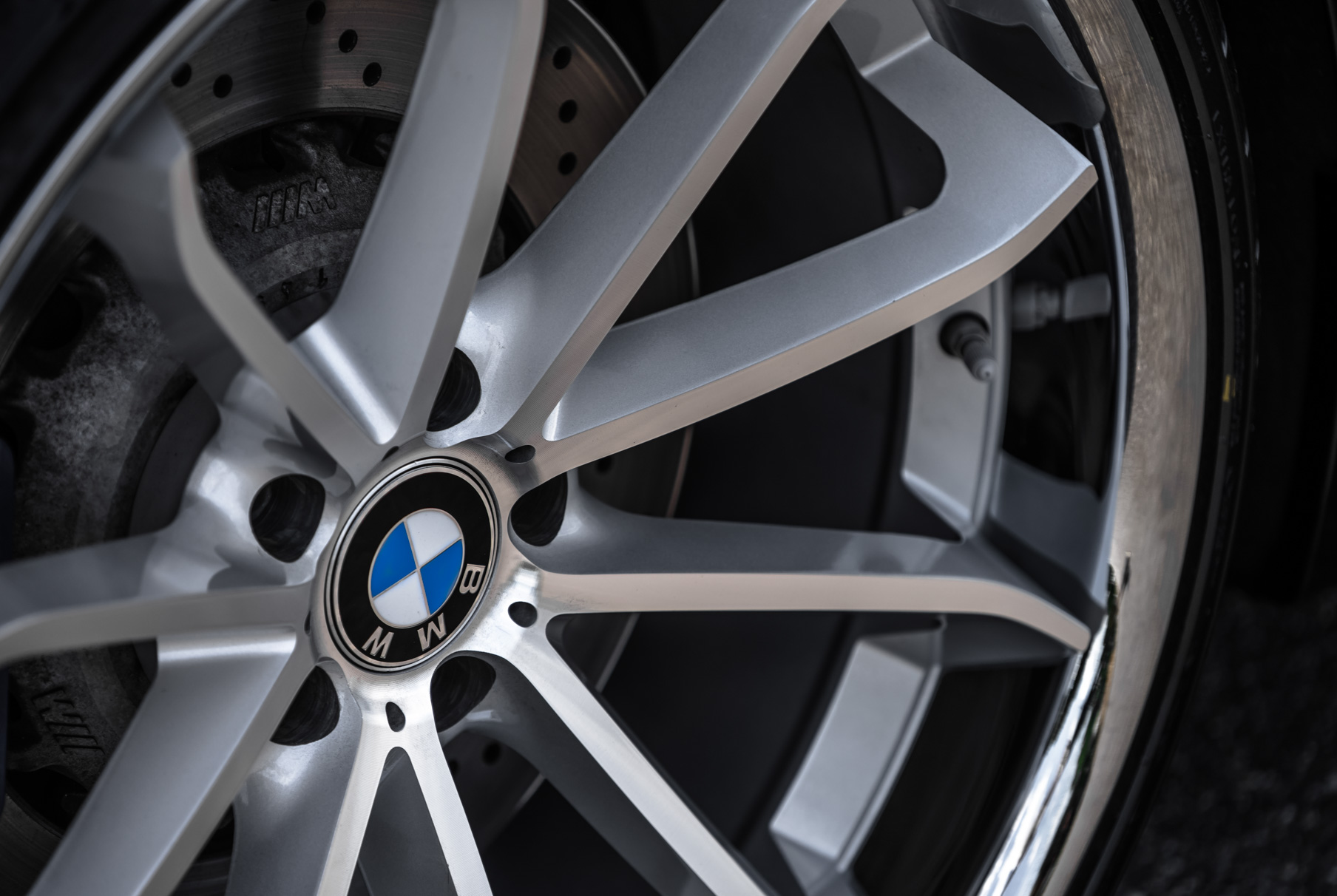 A BMW M5 on 22 Inch Blaque Diamond BD-23 Silver Wheels