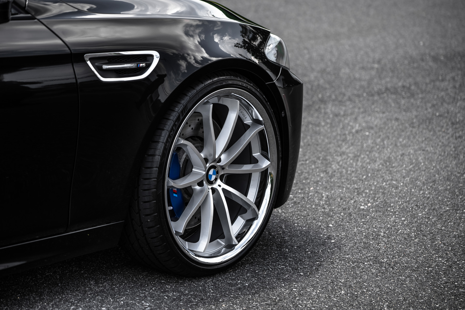 A BMW M5 on 22 Inch Blaque Diamond BD-23 Silver Wheels