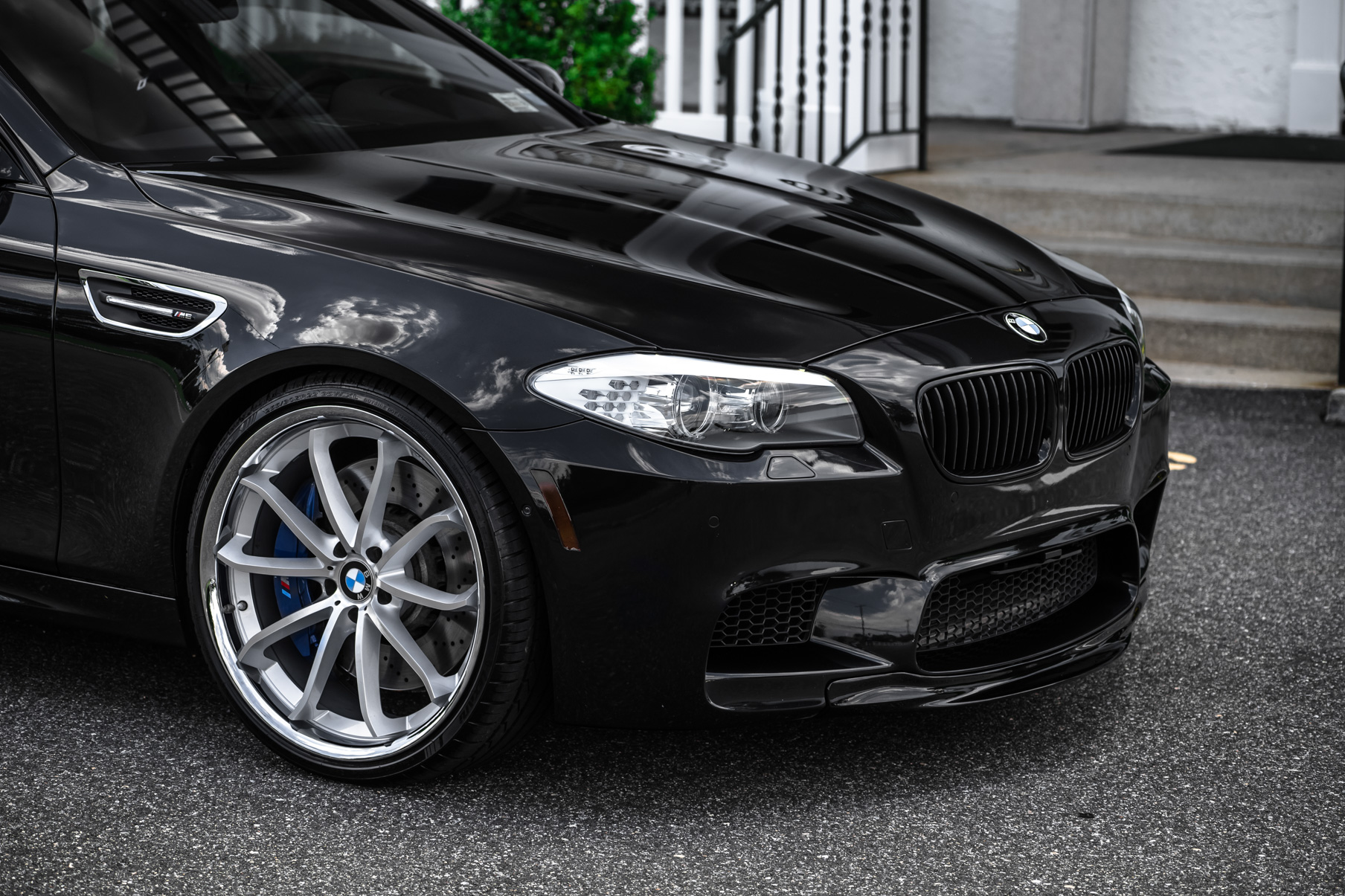 A BMW M5 on 22 Inch Blaque Diamond BD-23 Silver Wheels