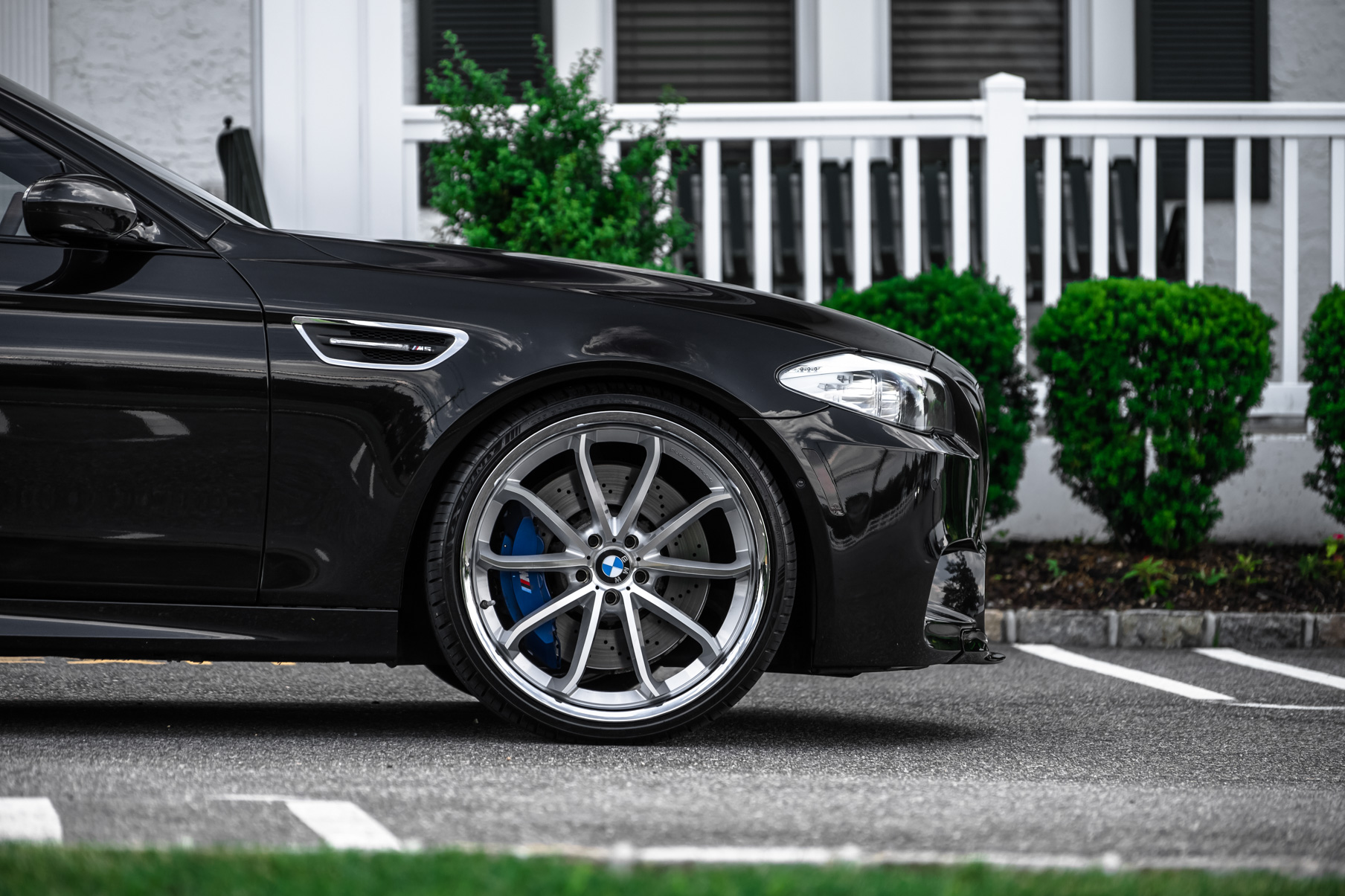 A BMW M5 on 22 Inch Blaque Diamond BD-23 Silver Wheels