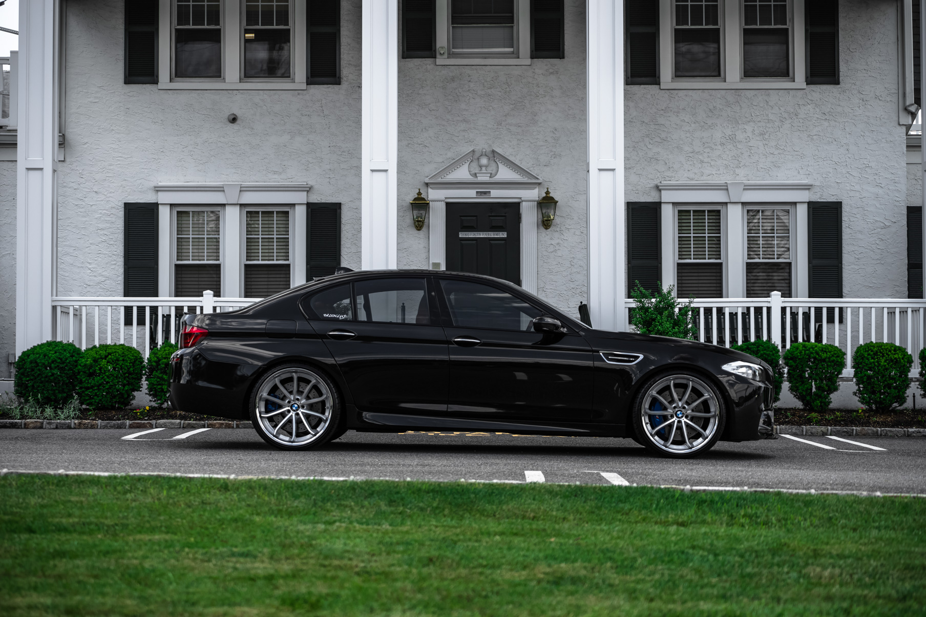 A BMW M5 on 22 Inch Blaque Diamond BD-23 Silver Wheels