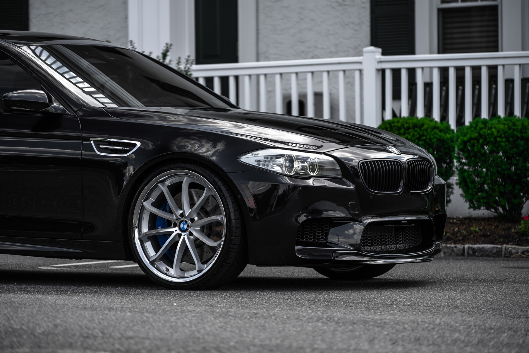 A BMW M5 on 22 Inch Blaque Diamond BD-23 Silver Wheels
