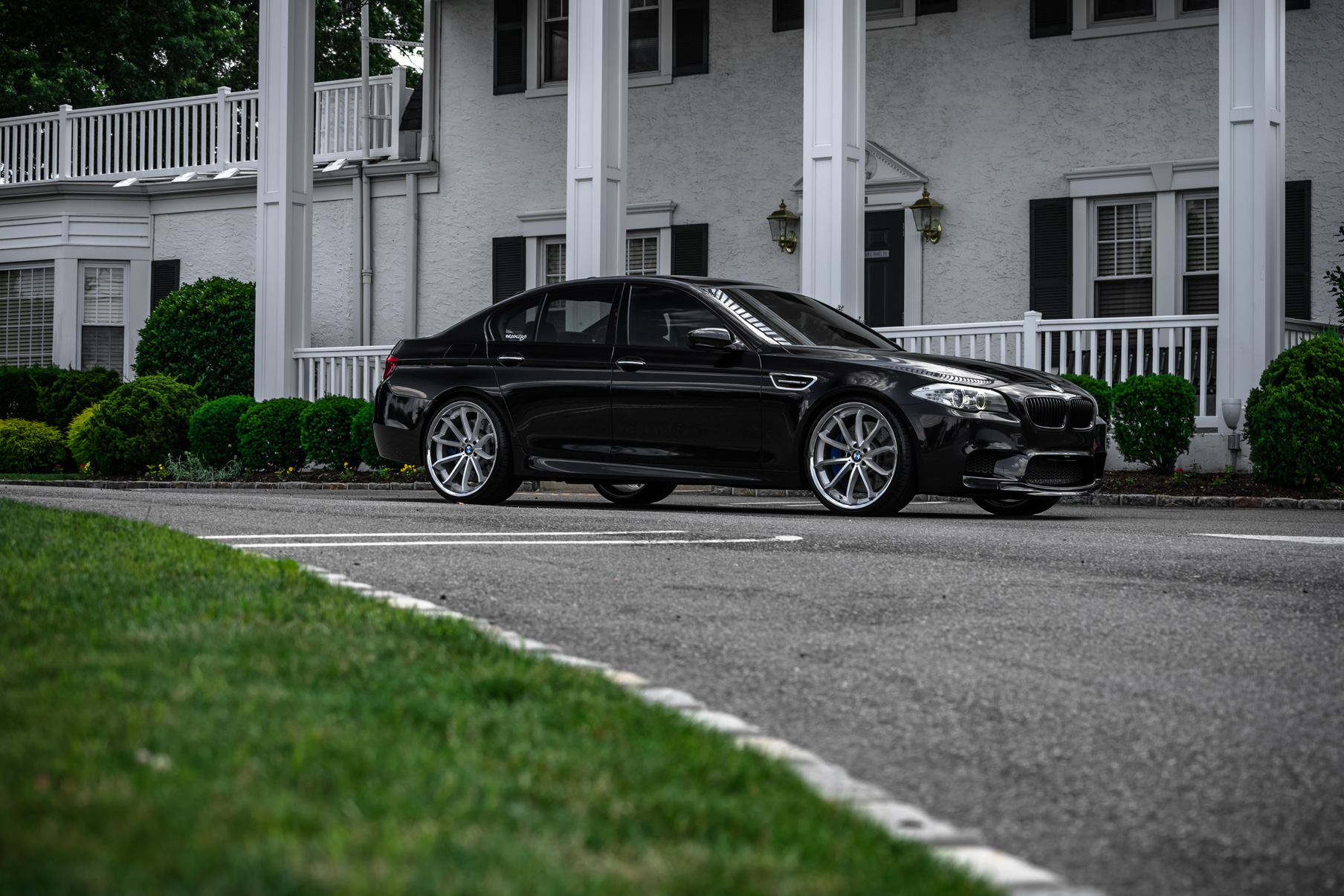 A BMW M5 on 22 Inch Blaque Diamond BD-23 Silver Wheels