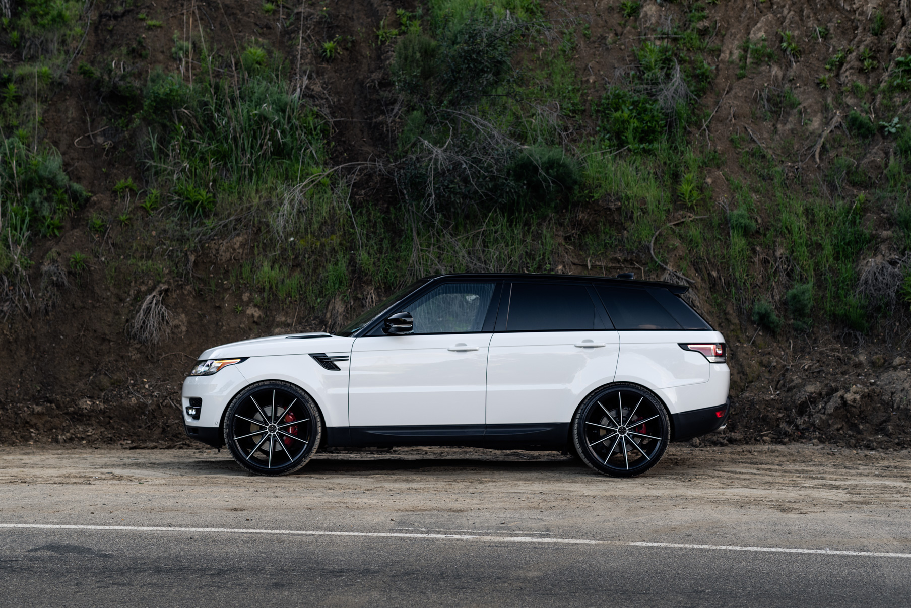 A 2018 Range Rover Sport on 20 Inch Blaque Diamond BD-11 Gloss Black Wheels
