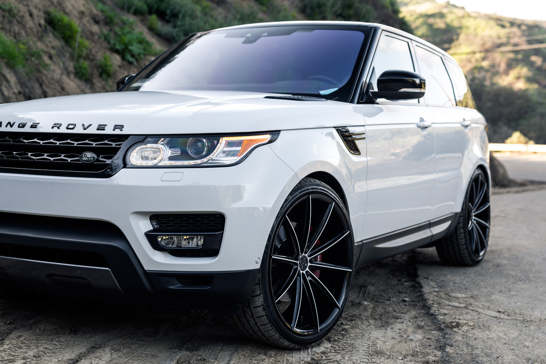 A 2018 Range Rover Sport on 20 Inch Blaque Diamond BD-11 Gloss Black Wheels