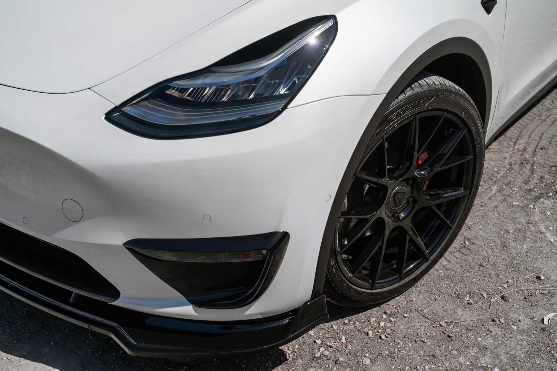 A 2020 Tesla Model Y on 20 Inch Blaque Diamond BD-F18 Gloss Black Wheels