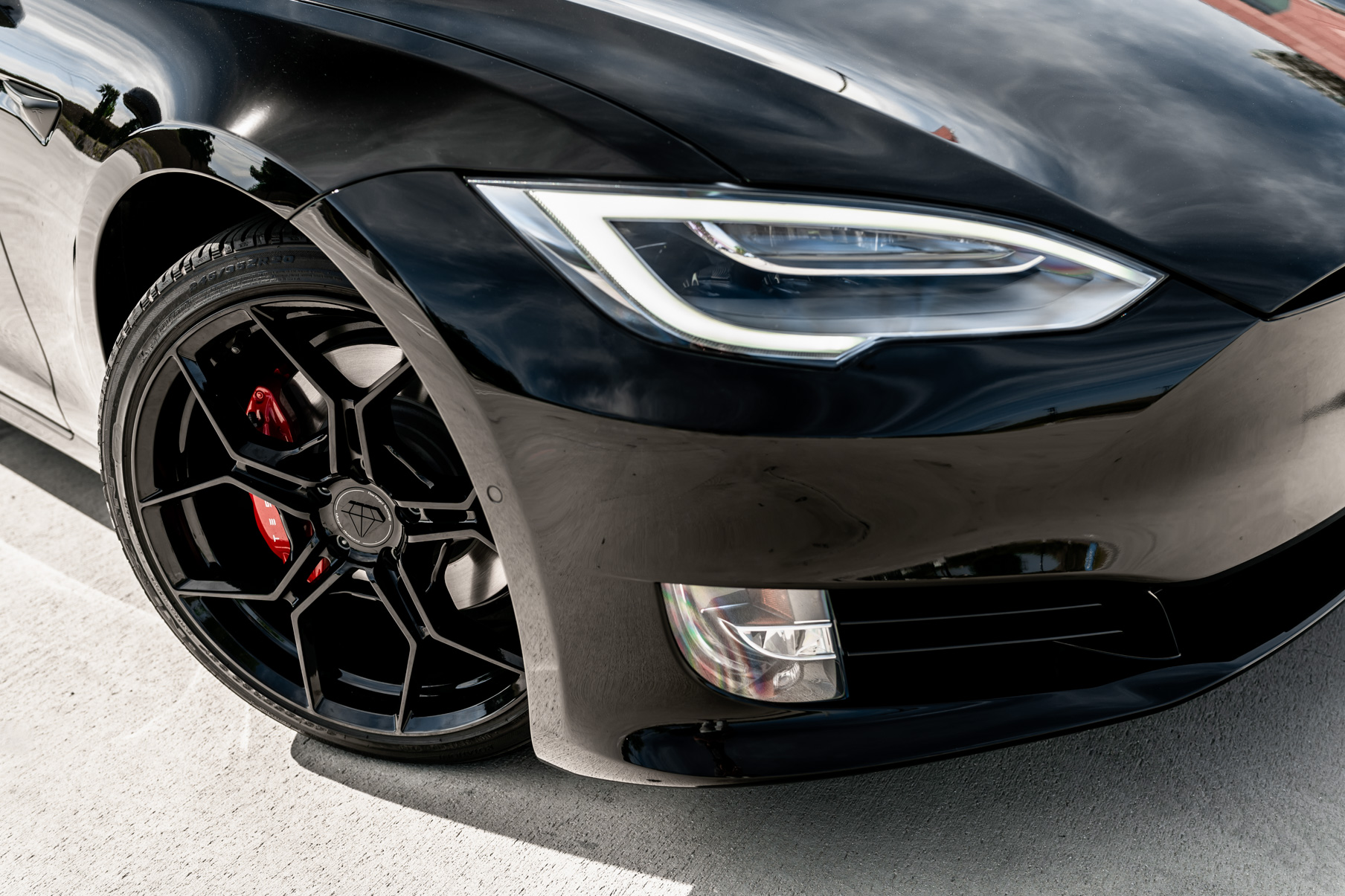 A 2020 Tesla Model S on 20 Inch Blaque Diamond BD-F25 Gloss Black Wheels