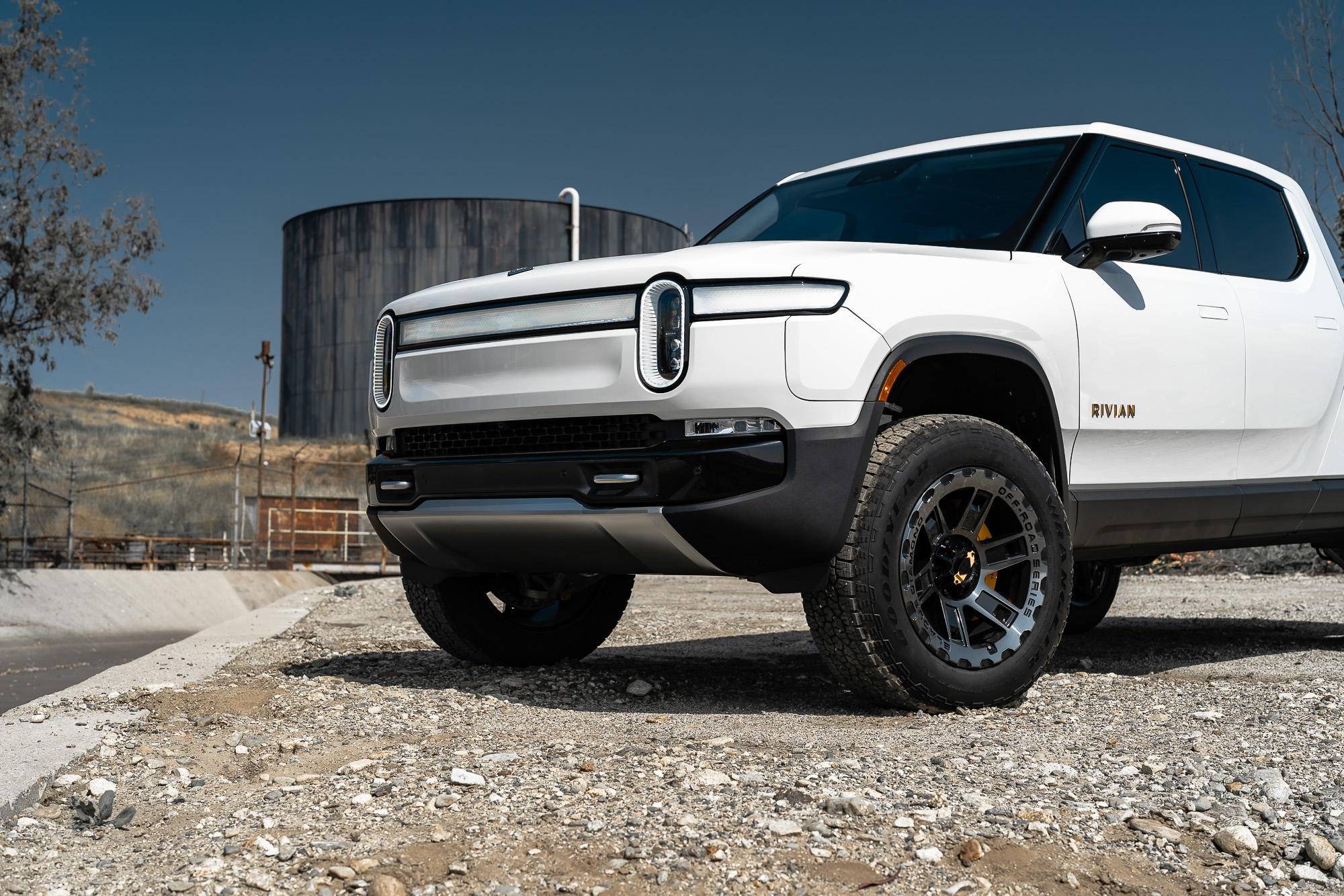 A 2023 Rivian R1T on BD-O801 Machined Tinted Gloss Black Wheels