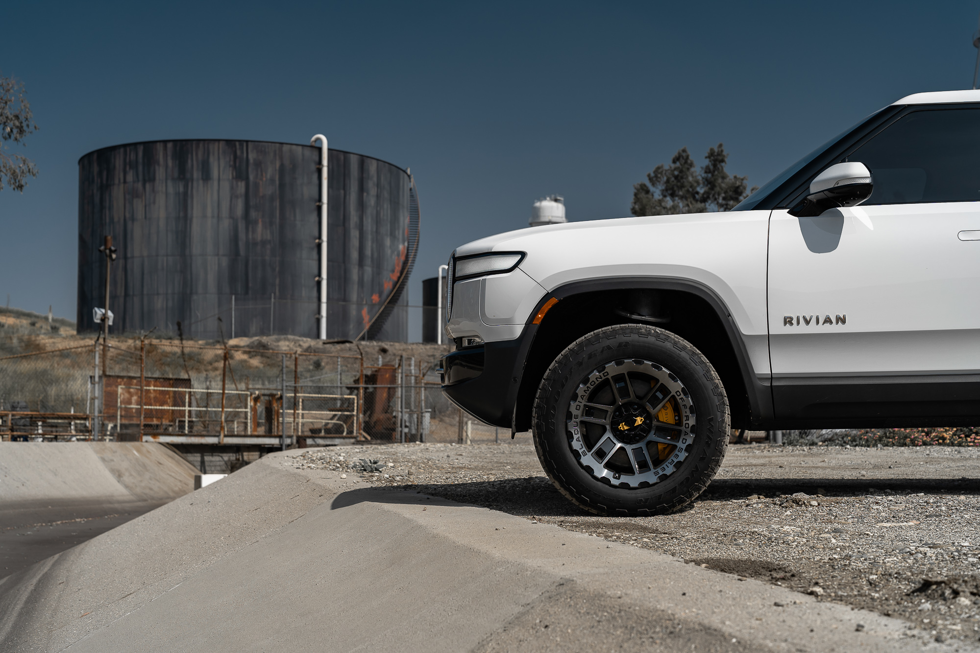 A 2023 Rivian R1T on BD-O801 Machined Tinted Gloss Black Wheels