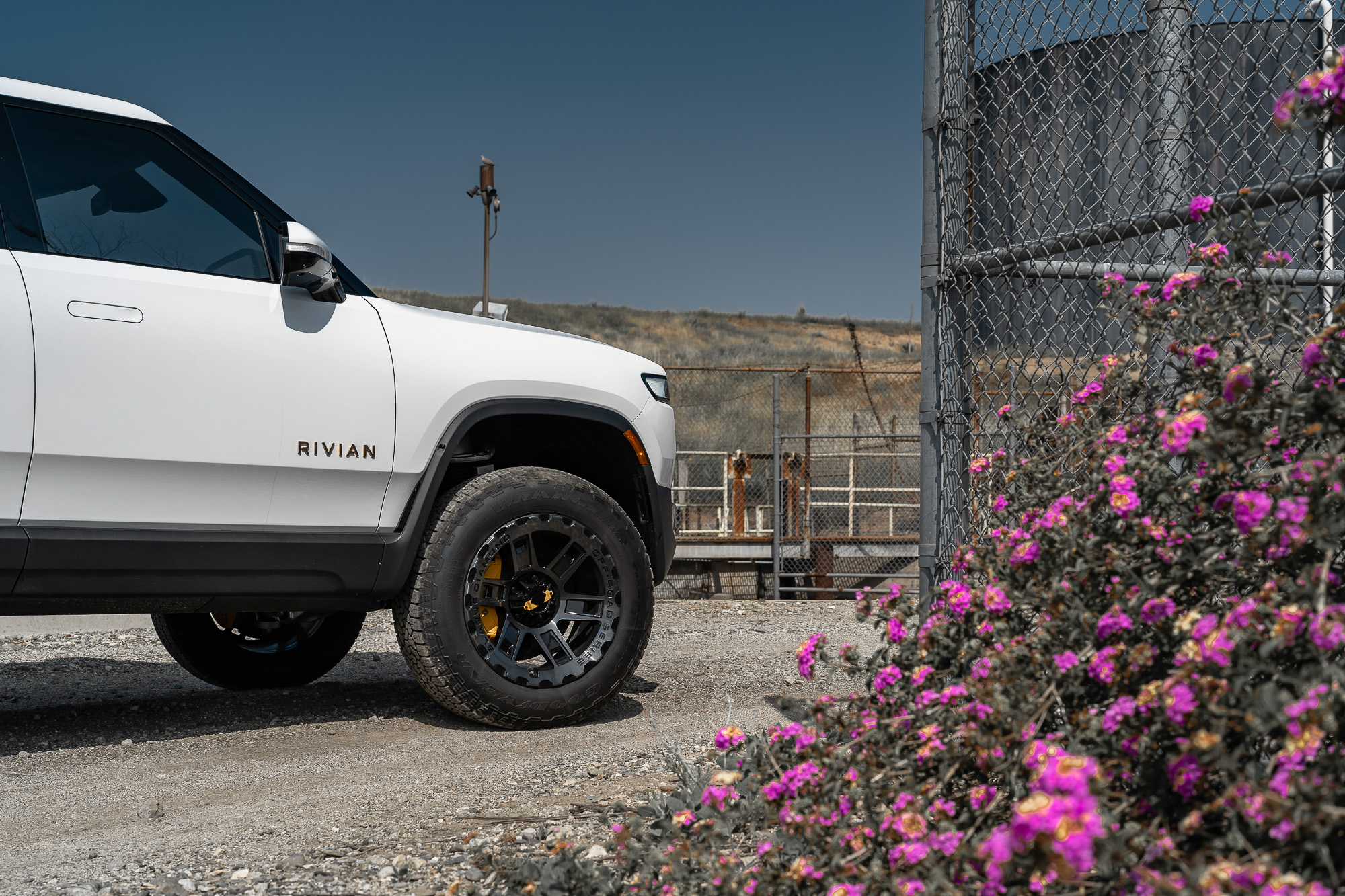 A 2023 Rivian R1T on BD-O801 Machined Tinted Gloss Black Wheels
