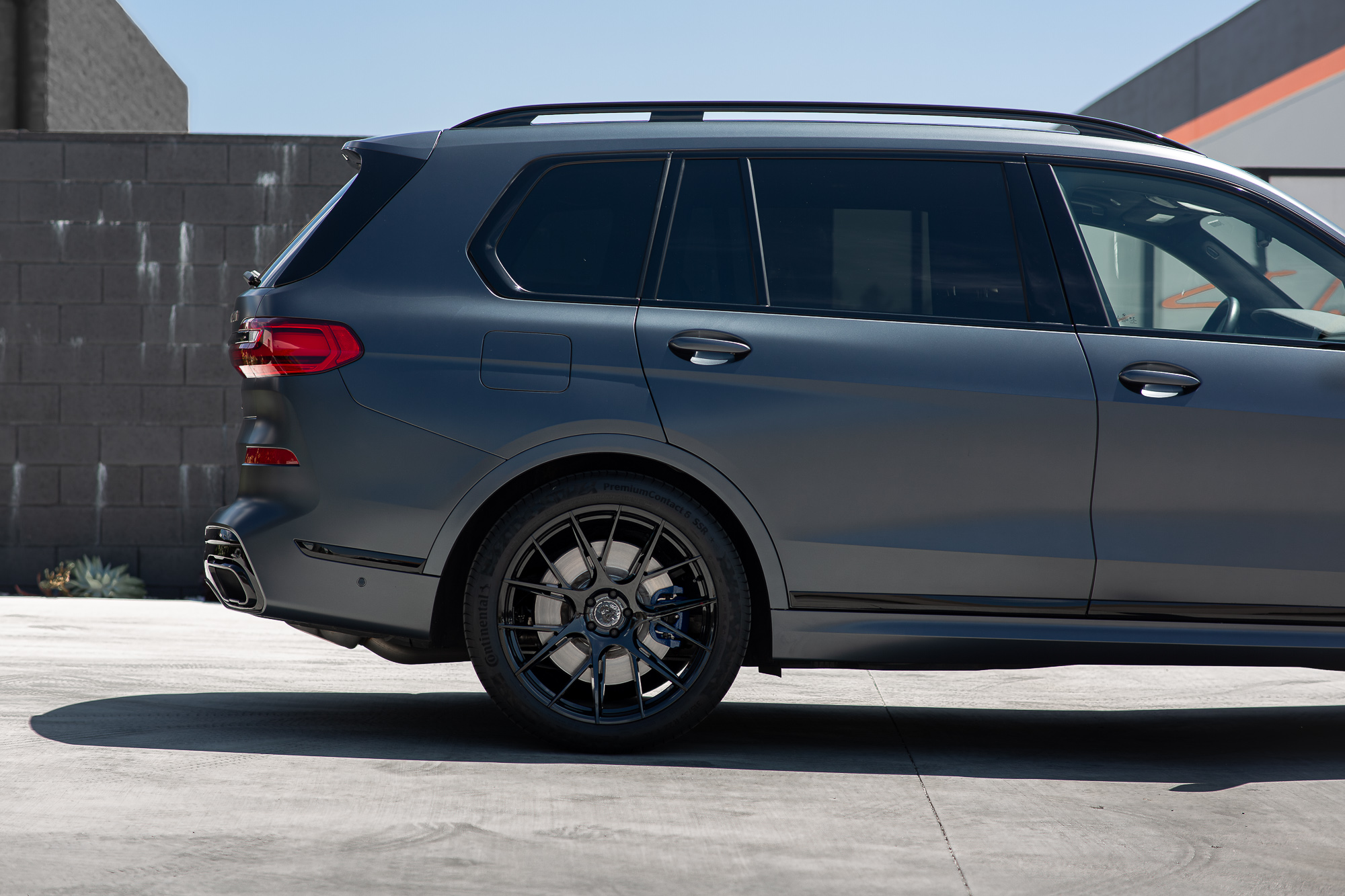 A Matte Black 2022 BMW X7M on Blaque Diamond BD-F18 Gloss Black Wheels