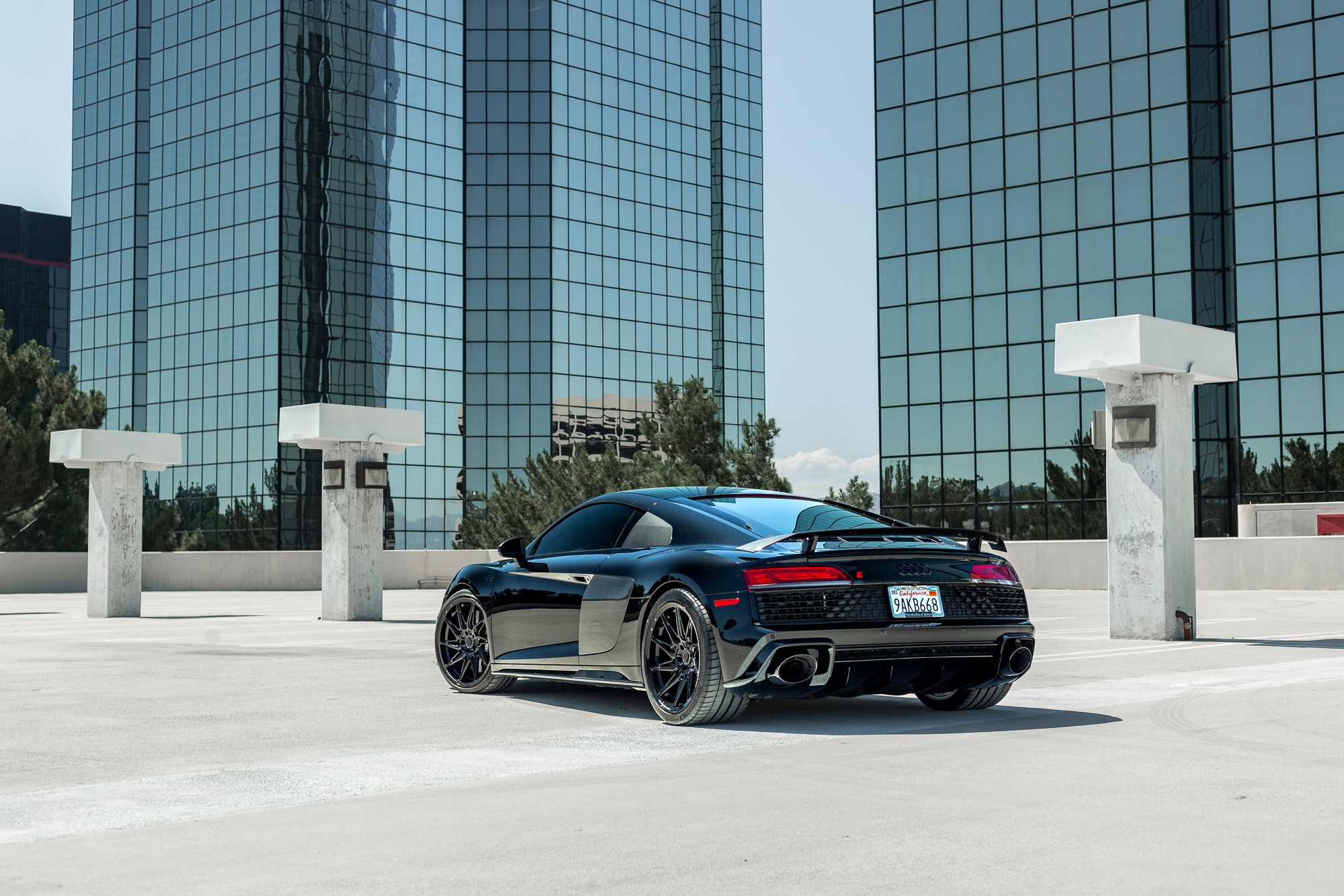 A 2020 Audi R8 on Blaque Diamond BD-F20 Gloss Black Wheels